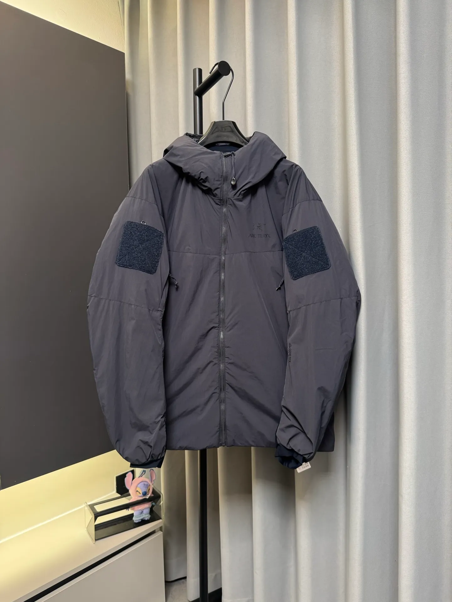 【Premium 】 Arc·teryx 26fw ! N WINDSTOPPER 2L ， Coreloft 100 ， 。 Cold Series ， ， ， ！ ， 。 windstopper ,n Gossamera Fusion WS。 ， ： 1： WINDSTOPPER ， ， ， ， 。 Coreloft ， 。 。 2： 。 3： ， ， 。 4： ， ， 。 ， ， ： / Gray/ Size：s/m/l/xl/xxl